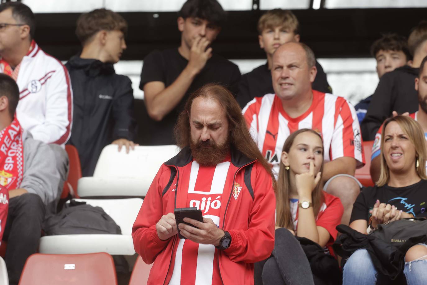 ¿Estuviste en El Molinón en el Sporting - Eldense? ¡Búscate!