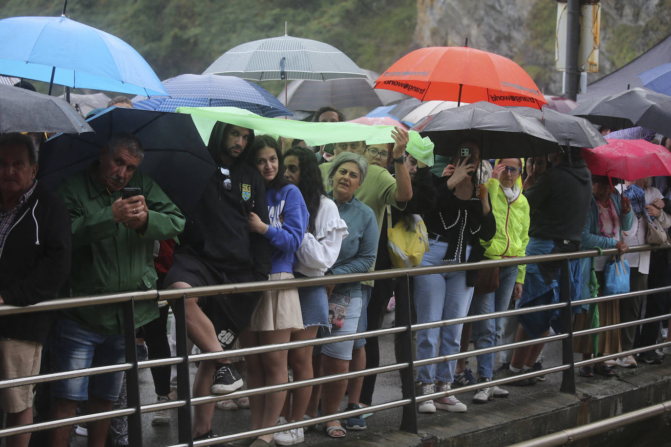 Tazones vive un Desembarco pasado por agua