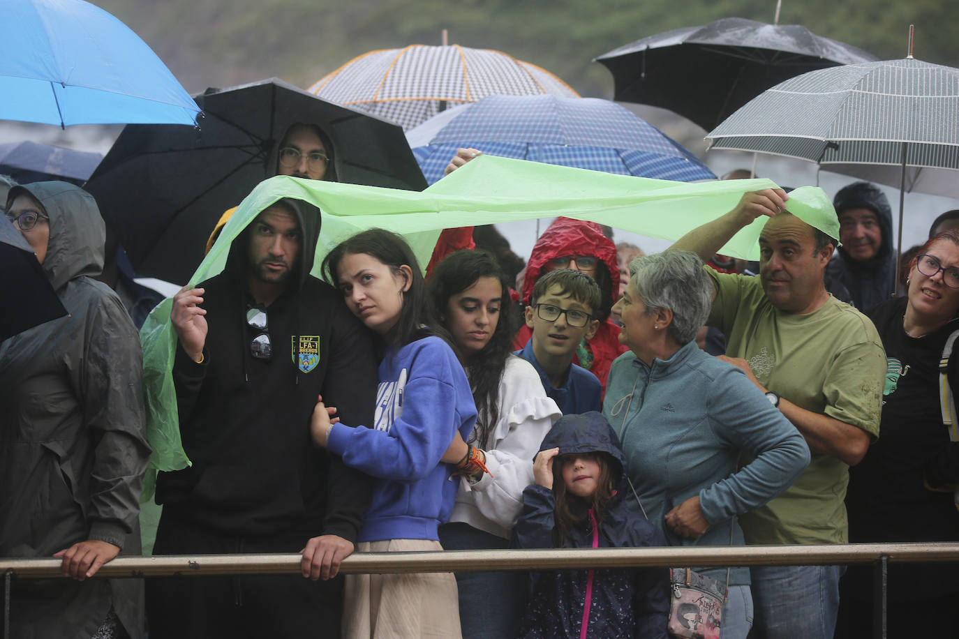 Tazones vive un Desembarco pasado por agua