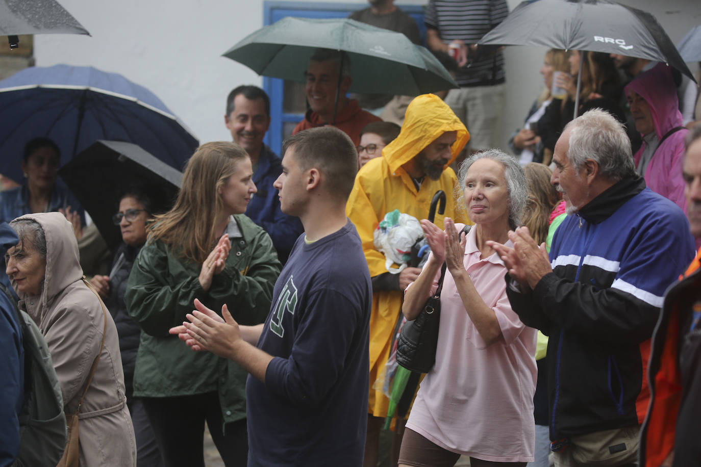 Tazones vive un Desembarco pasado por agua