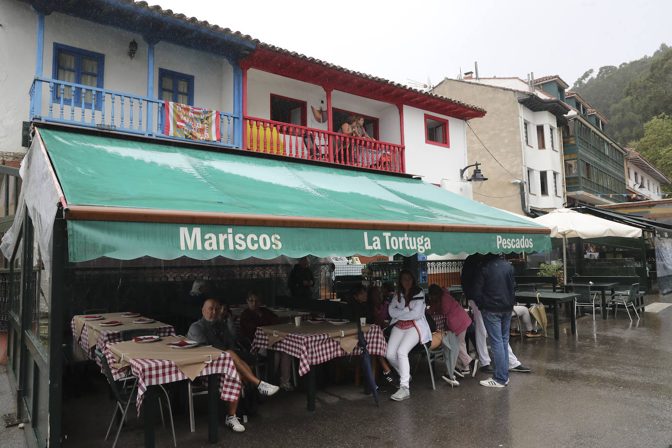 Tazones vive un Desembarco pasado por agua