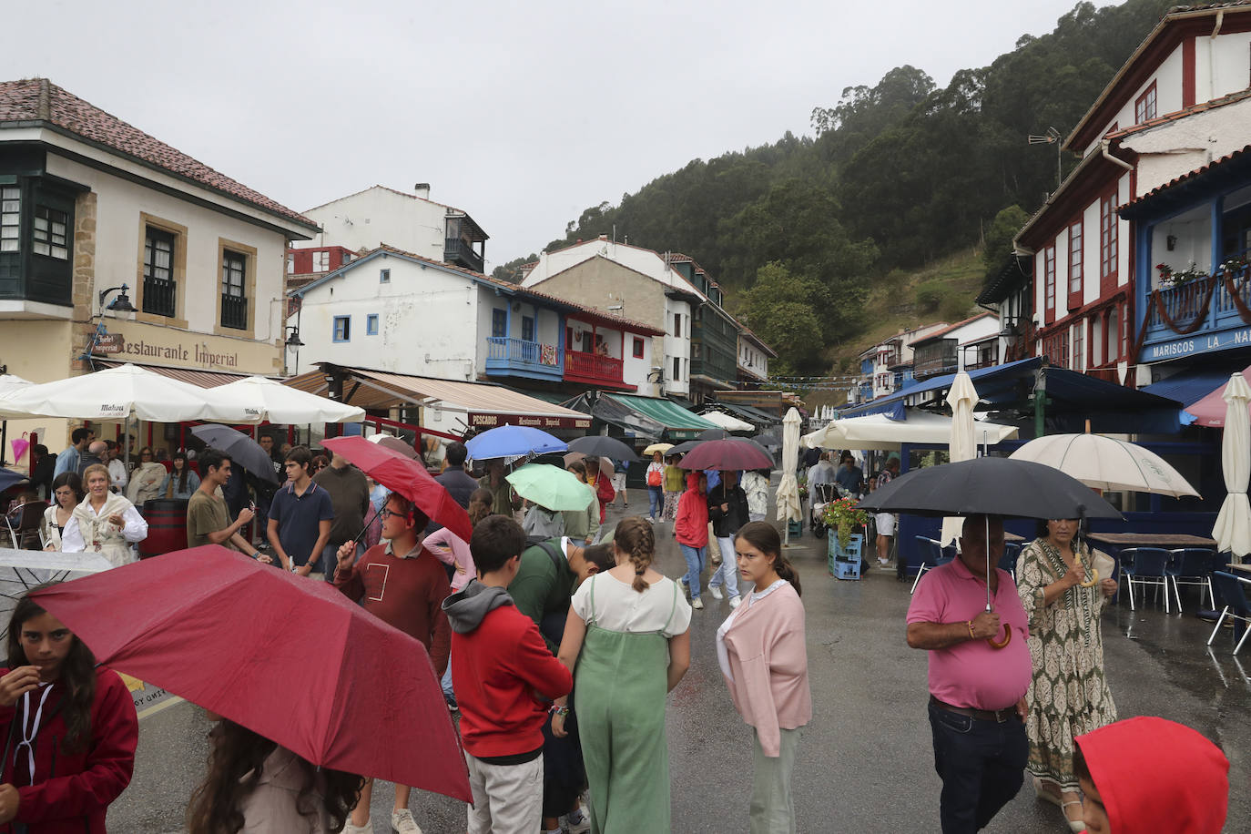 Tazones vive un Desembarco pasado por agua