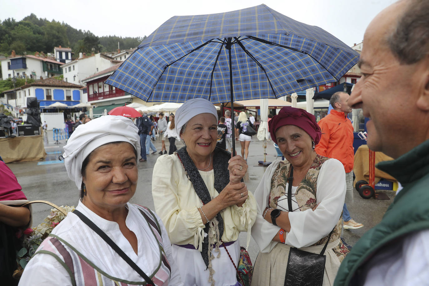 Tazones vive un Desembarco pasado por agua