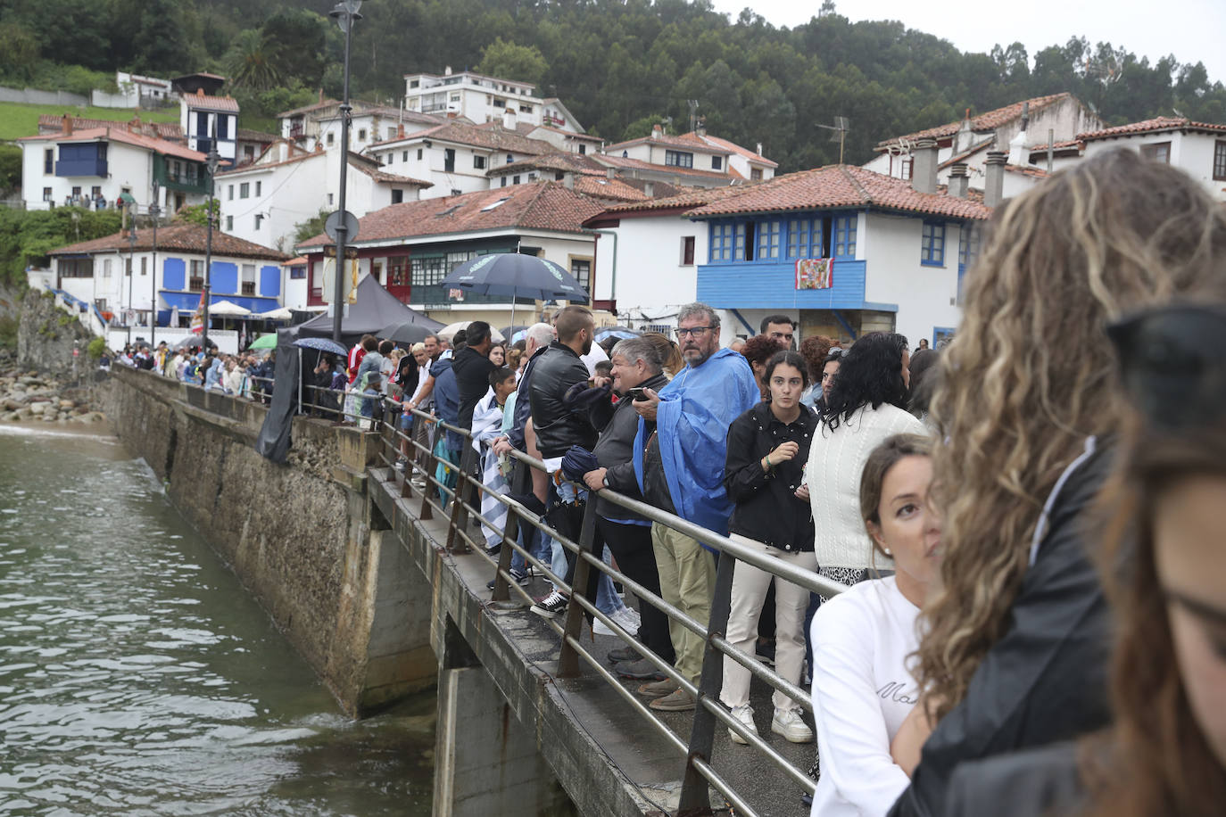 Tazones vive un Desembarco pasado por agua