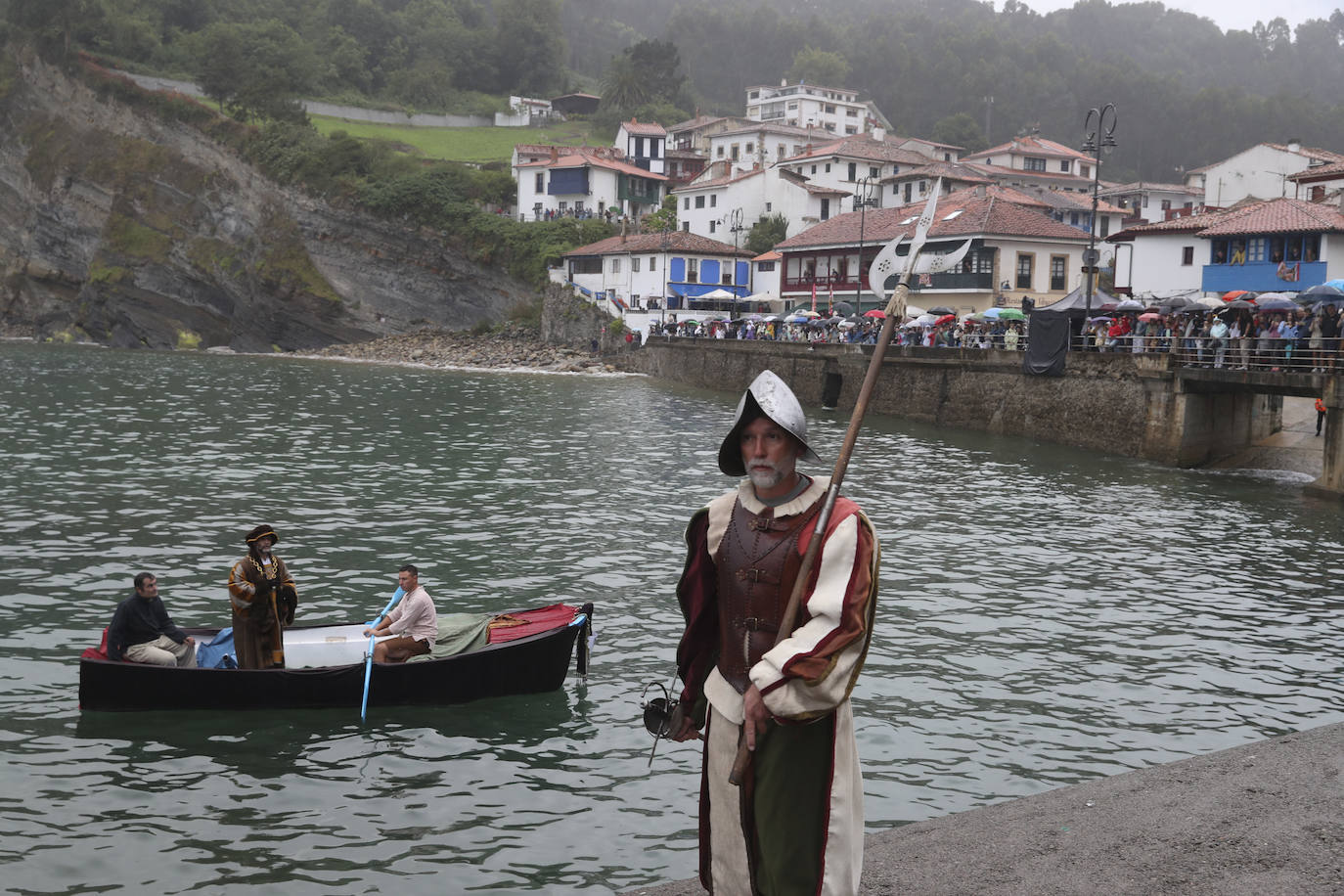 Tazones vive un Desembarco pasado por agua