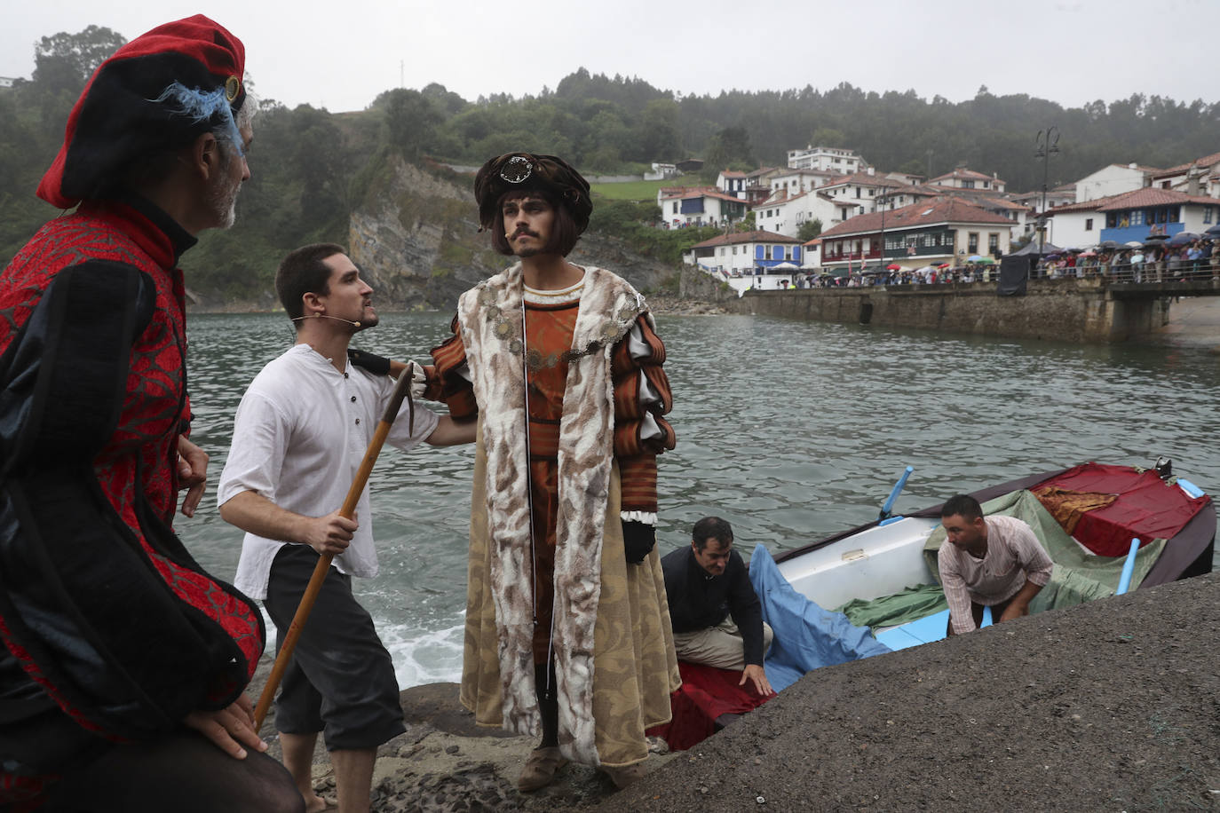 Tazones vive un Desembarco pasado por agua