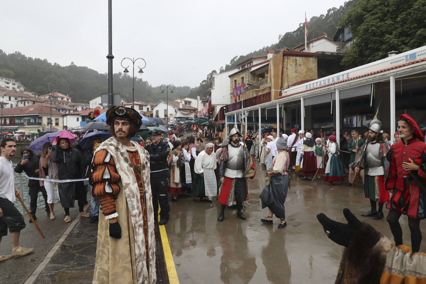 Tazones vive un Desembarco pasado por agua