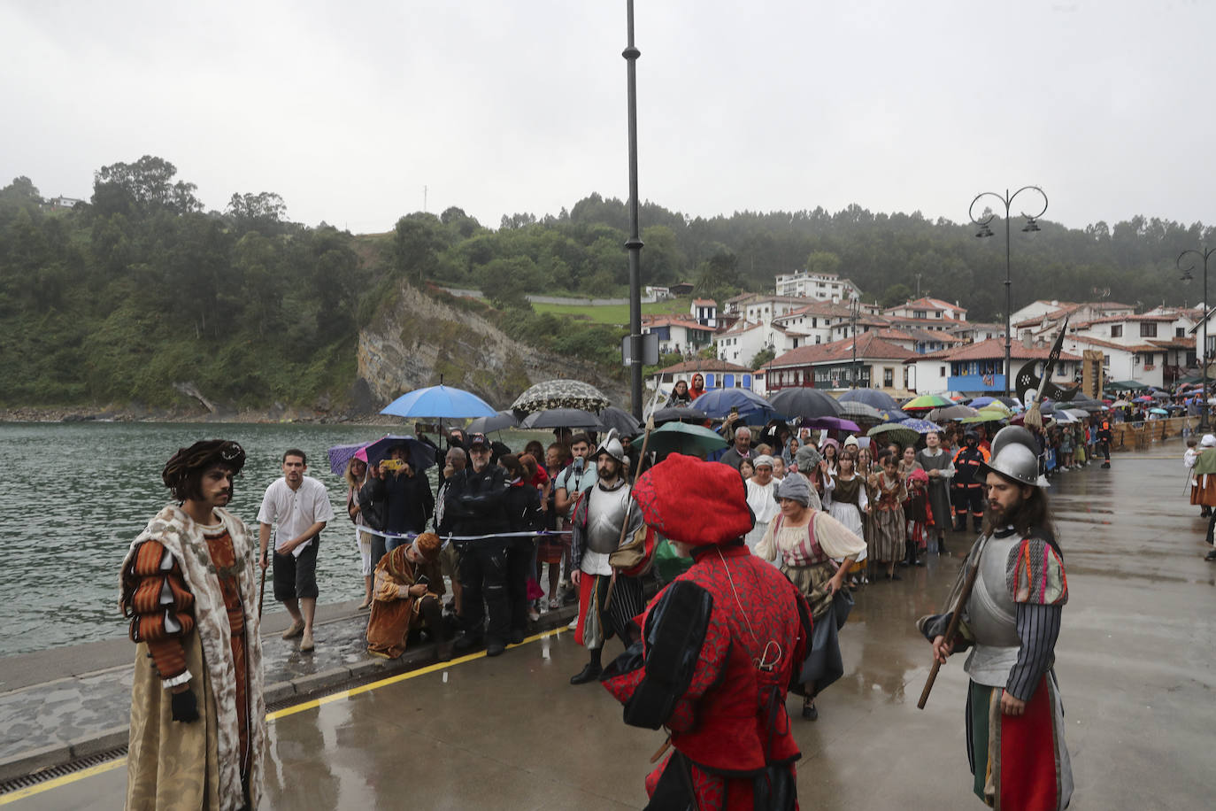 Tazones vive un Desembarco pasado por agua