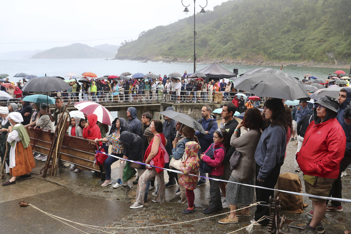 Tazones vive un Desembarco pasado por agua