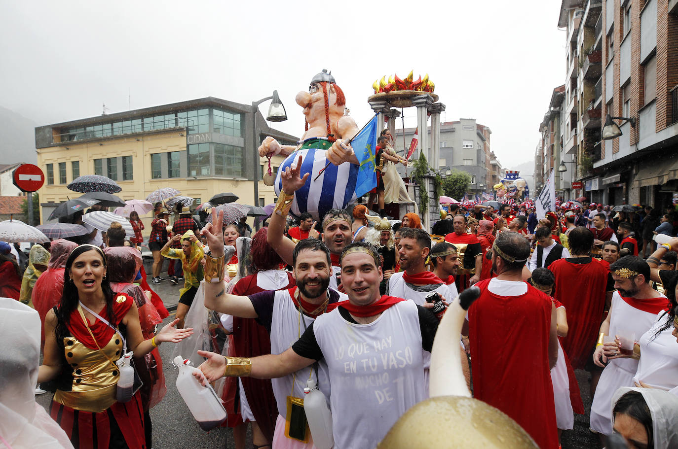 El Descenso Folklórico del Nalón no se rinde ante la lluvia