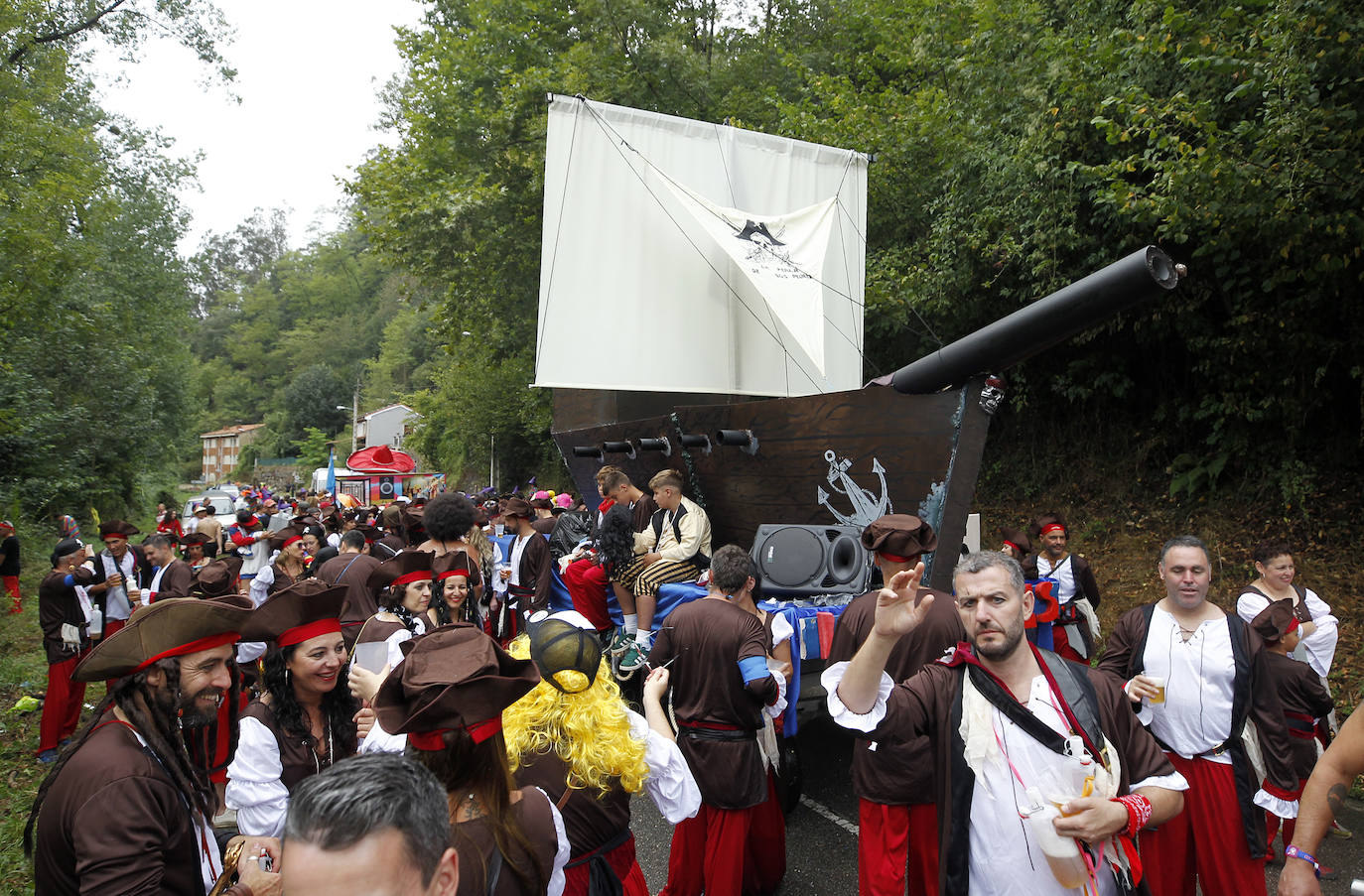 El Descenso Folklórico del Nalón no se rinde ante la lluvia