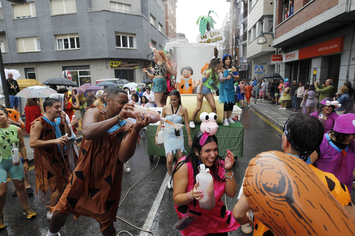 El Descenso Folklórico del Nalón no se rinde ante la lluvia