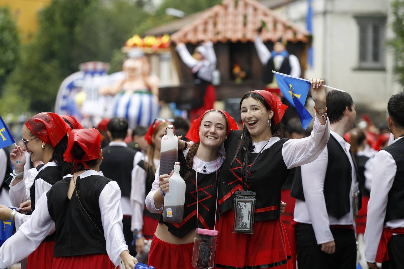 El Descenso Folklórico del Nalón no se rinde ante la lluvia