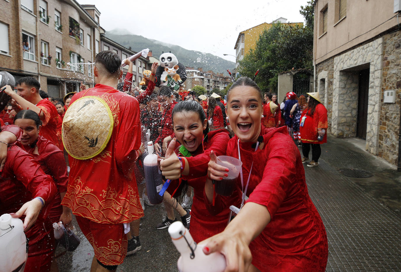 El Descenso Folklórico del Nalón no se rinde ante la lluvia