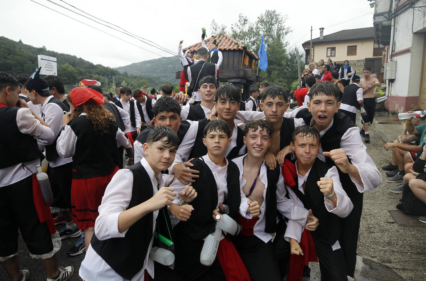 El Descenso Folklórico del Nalón no se rinde ante la lluvia