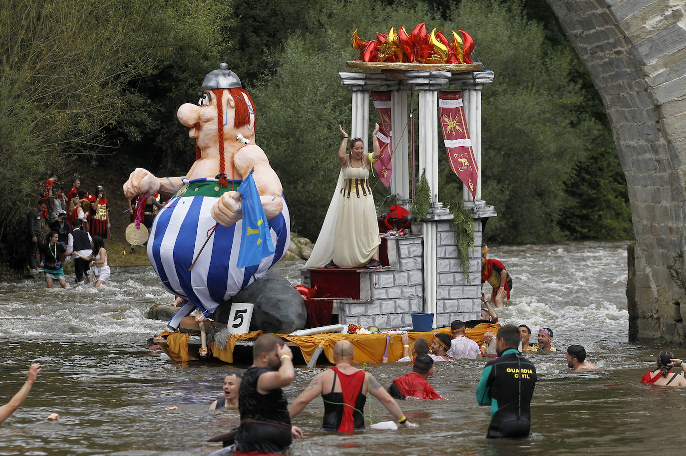 El Descenso Folklórico del Nalón no se rinde ante la lluvia