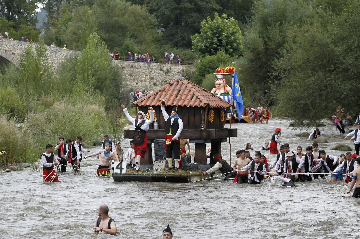 El Descenso Folklórico del Nalón no se rinde ante la lluvia