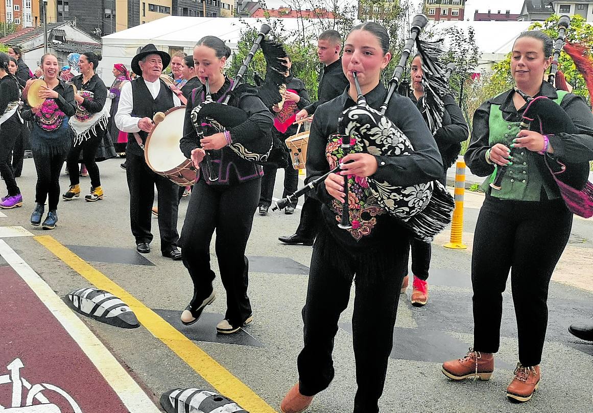 Las gaiteras del Grupo de Cantos y Bailes Populares Airiños de Orbazai, de Orbazai (Galicia).