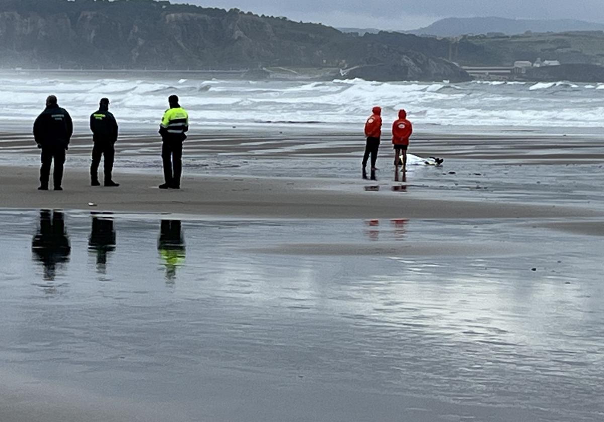 Imágenes: Los socorristas de la playa de San Juan hallan el cádaver de un pescador