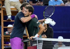 Pablo Carreño se abraza con Alex Michelsen después de decidir retirarse en la semifinal de Winston-Salem.