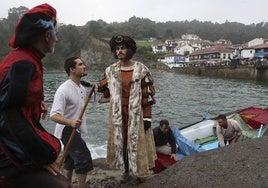 Carlos V a su llegada a Tazones, donde lo esperaban miles de vecinos y turistas.