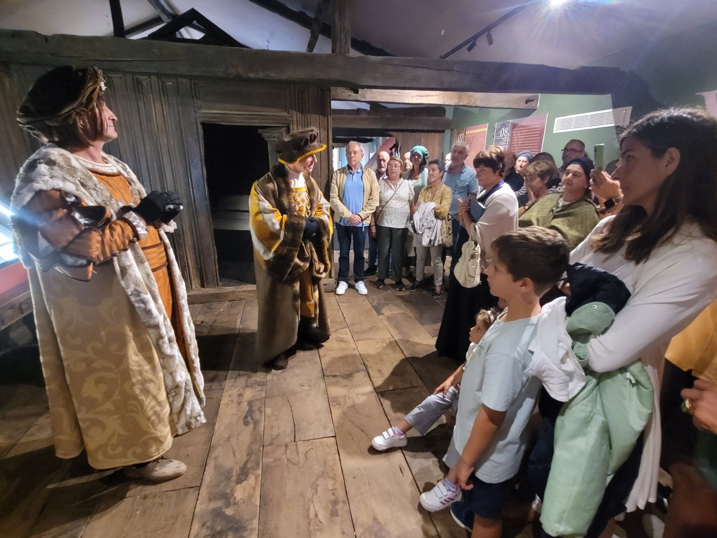 Carlos I, junto a Vital, sale de su alcoba y se encuentra con el público. Doña Leonor, en la biblioteca de la Casa de los Hevia.