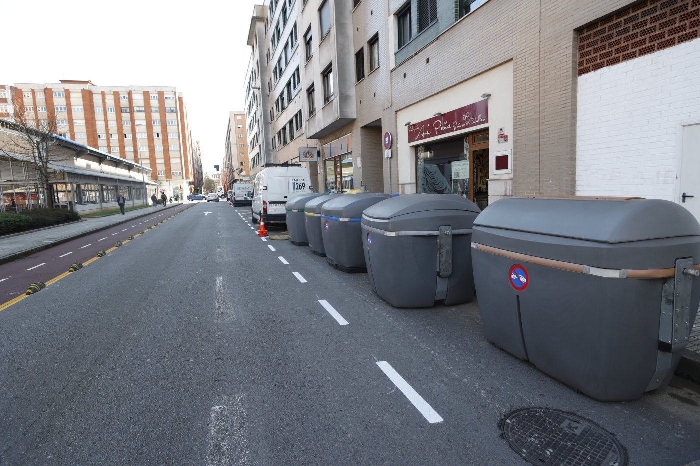 Contenedores de basura en la calle Los Andes de La Calzada.