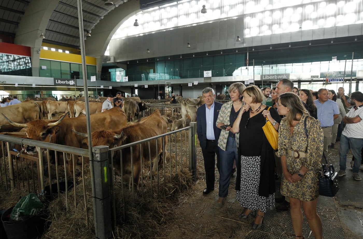 t La alcaldesa encabezó la comitiva oficial por el recinto del pabellón.