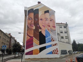 Mural entre las calles Monte Arapio y José Tartiere, en Lugones.