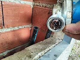 Una de las tuberías por las que se meten las lagartijas.