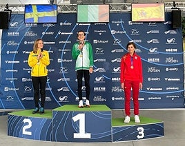 Mónica Arias, a la derecha, en el podio del Mundial, después de recibir la medalla de bronce.