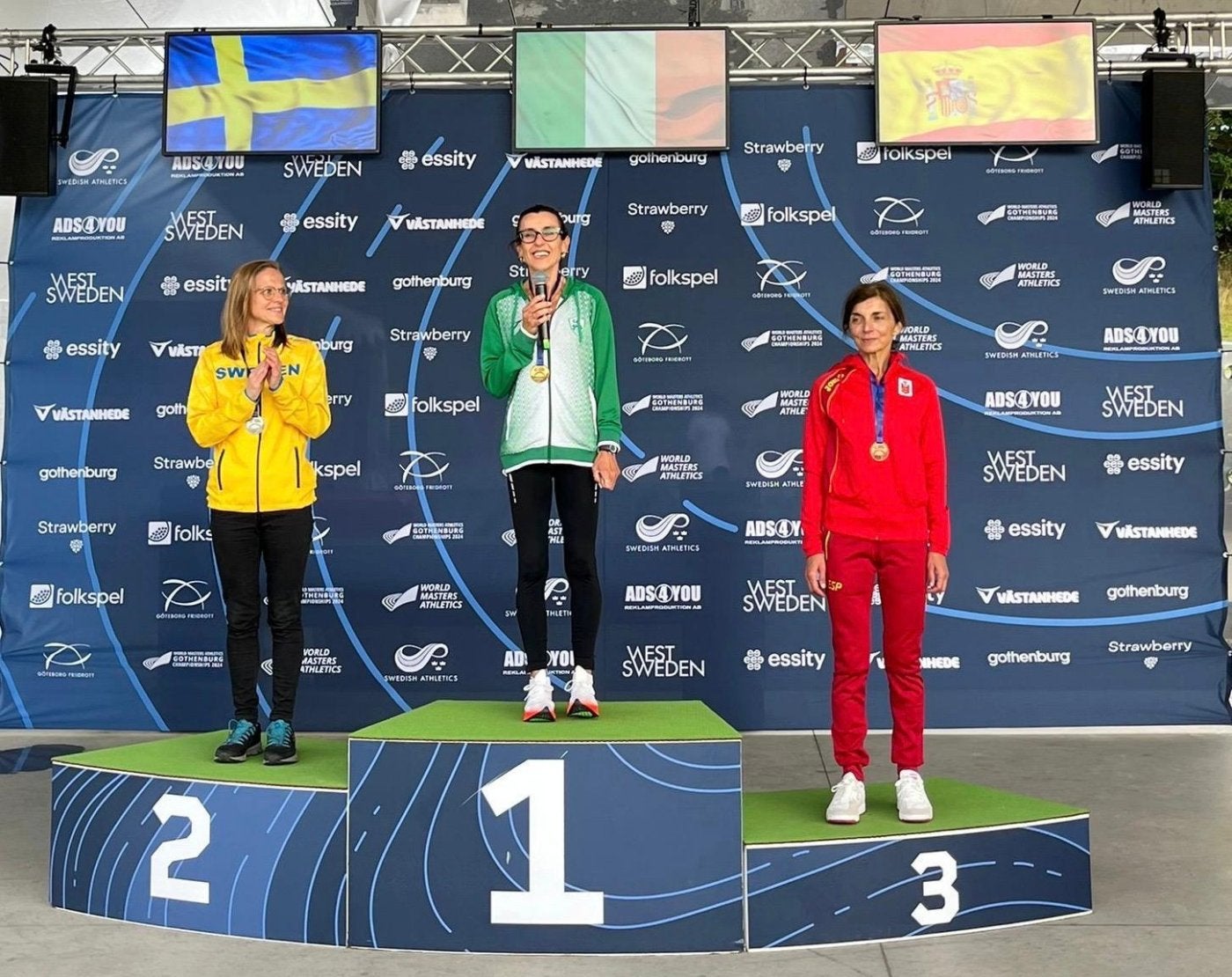 Mónica Arias, a la derecha, en el podio del Mundial, después de recibir la medalla de bronce.