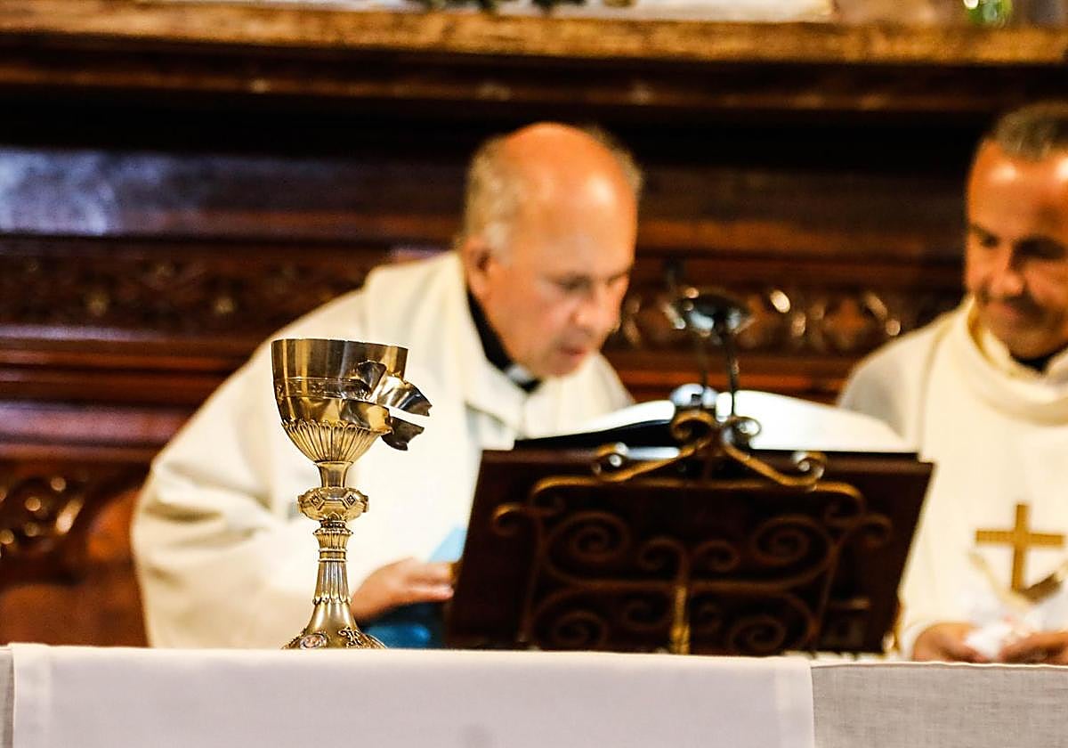 El cáliz tiroteado por el Daesh que llegó desde Irak hasta Avilés