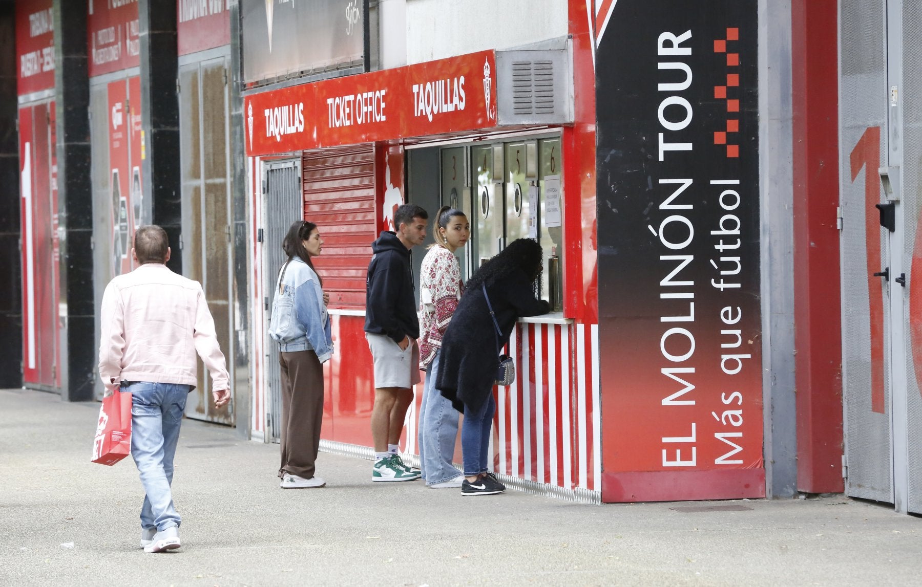 Aficionados del Sporting, delante de las taquillas de El Molinón.