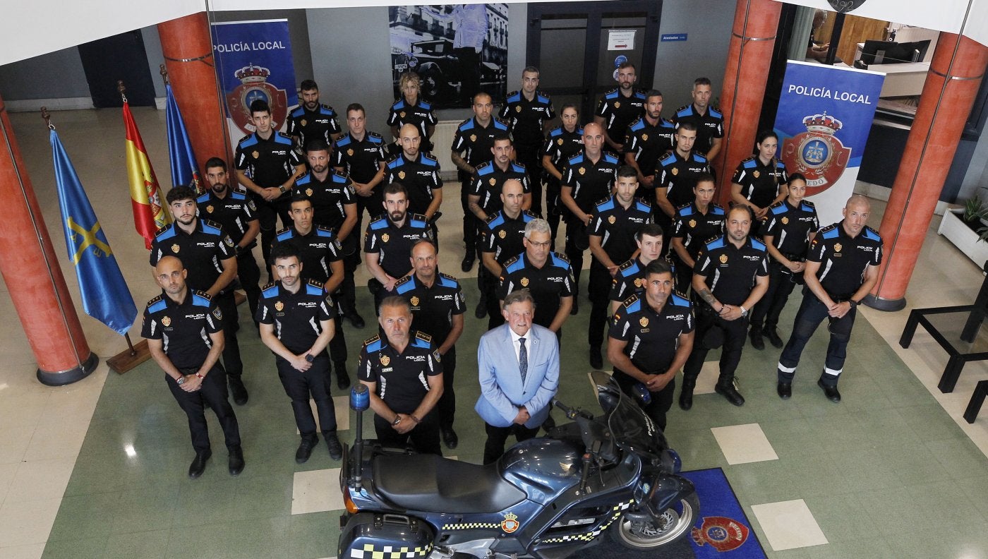 Los nuevos veinticinco interinos junto al concejal de Seguridad Ciudadana y los mandos en la Policía Local tras el acto de entrega de las acreditaciones.
