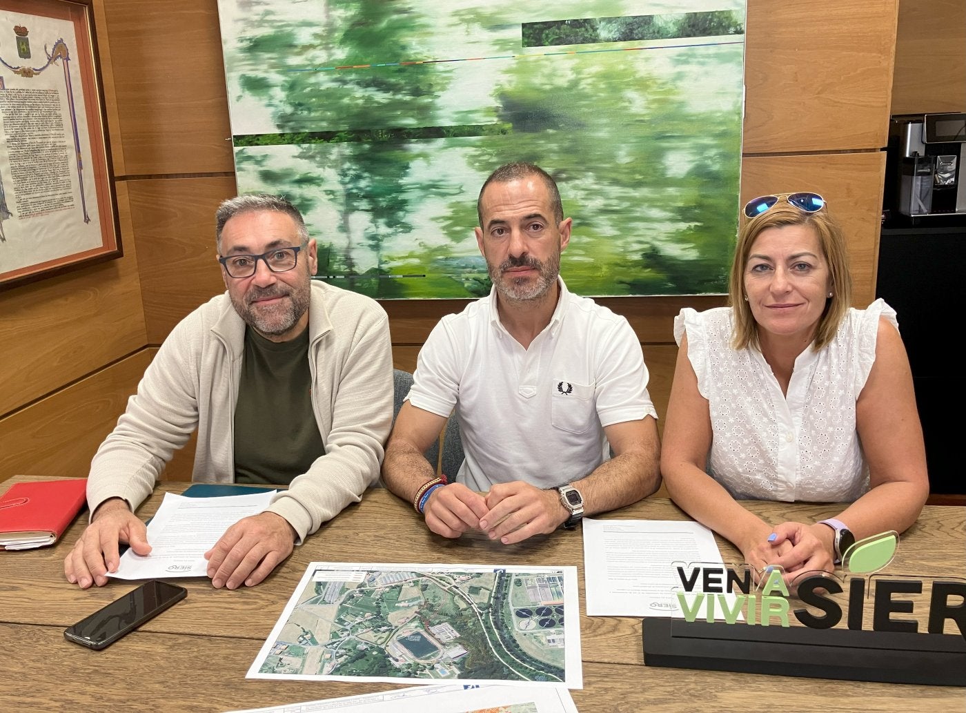 El alcalde de Siero, Ángel García, entre el concejal de Abastecimiento de Agua y Saneamiento, Pergentino Martínez, y la edil de IU, Teresa Álvarez.