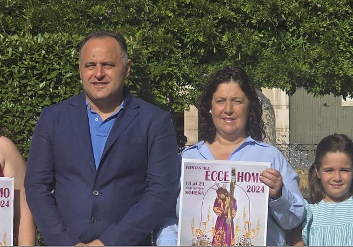 La creadora del cartel de las fiestas del Ecce Homo, Lucía Vallina, junto a José Ramón Díaz, pregonero; Luisa Fonseca, edil de Festejos; y las reinas del Ecce Homo de este año, Jimena Blanco y Sara García.