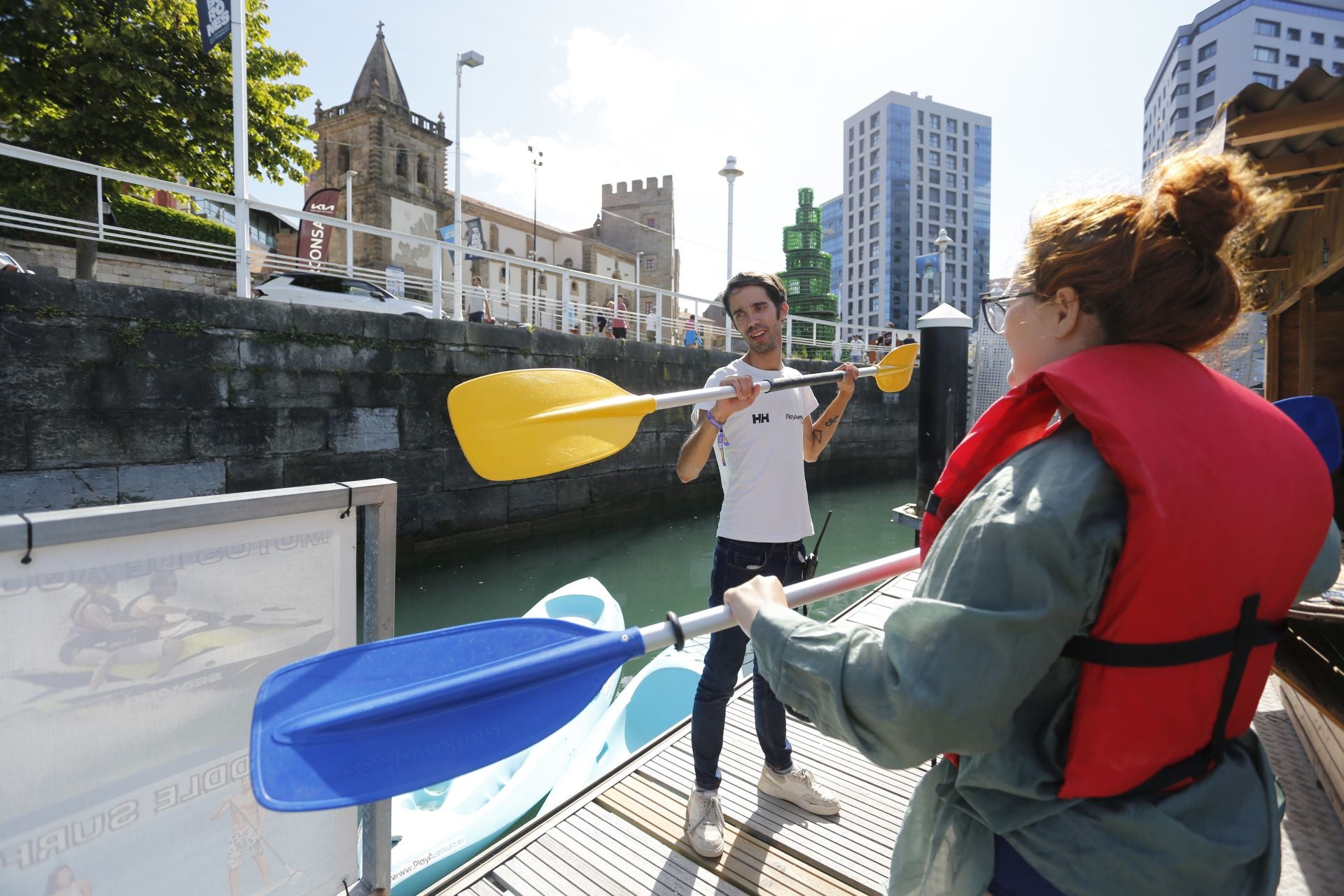 Daniel Moyano Fernández, monitor en PlayaAventura, explica a una clienta cómo manejar correctamente el remo en kayak de travesía.