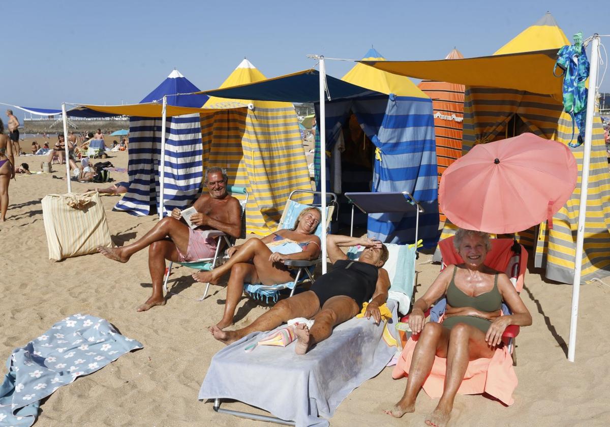 La familia Fernández lleva más de 70 años acudiendo a las casetas de la escalera 15 de la playa de San Lorenzo.