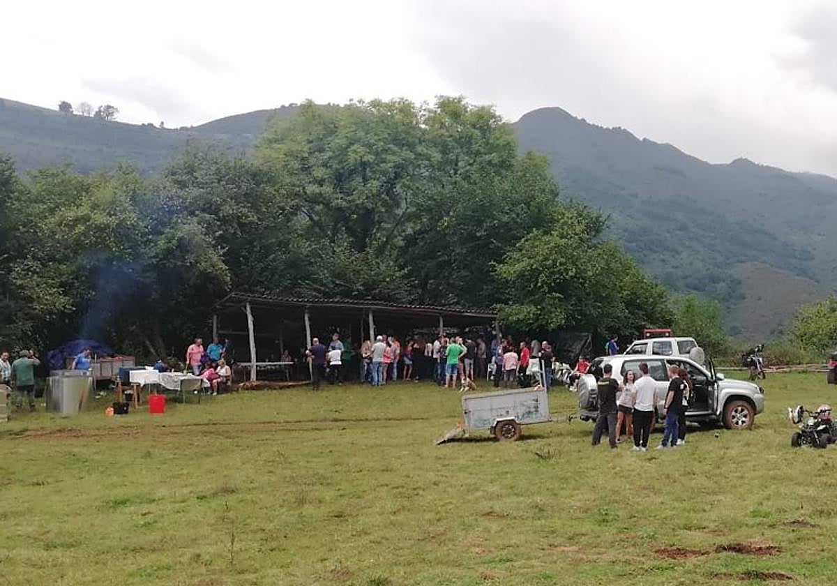 Los vecinos llevan hasta un generador para celebrar la romería.