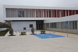 La entrada principal del instituto de La Florida en la calle Navia, donde se han instalado aparcamientos para bicicletas .