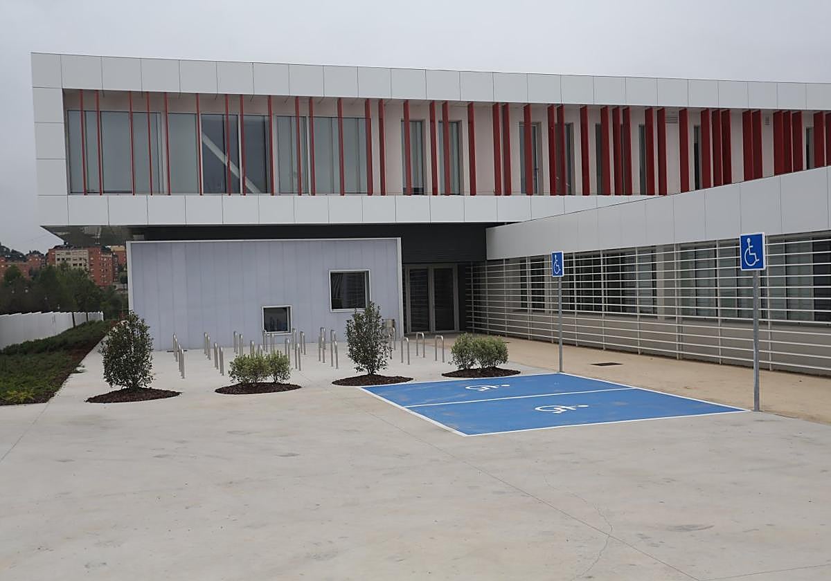 La entrada principal del instituto de La Florida en la calle Navia, donde se han instalado aparcamientos para bicicletas .
