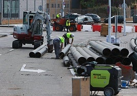 Trabajadores de Dragados, empresa encargada de la renovación del colector, en Doctor Fleming.