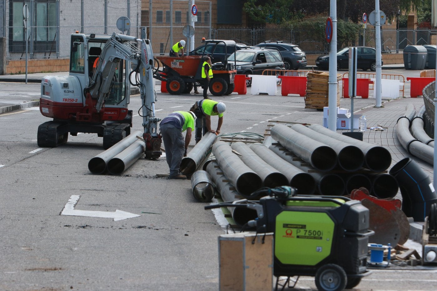 Trabajadores de Dragados, empresa encargada de la renovación del colector, en Doctor Fleming.