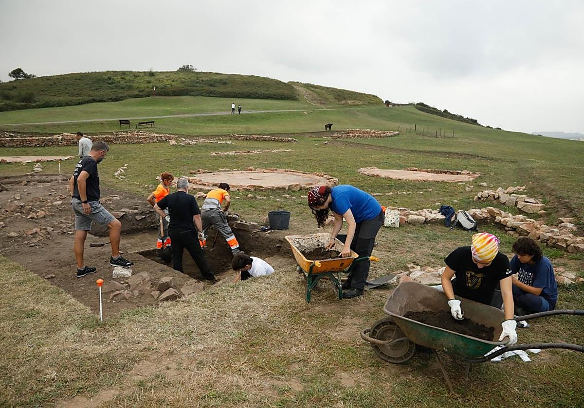 Trabajos arqueológicos en la zona de La Llanada, en la Campa Torres. La última campaña de excavaciones concluye mañana. Fíbula en omega (broche).Pieza de piedra, una incógnita.