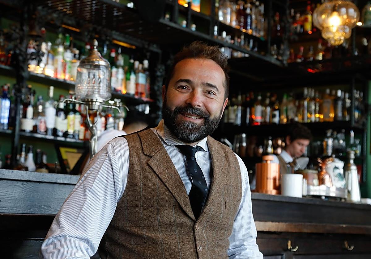 Borja Cortina, ayer, en el Varsovia, frente a la escalera 2 de la playa de San Lorenzo.