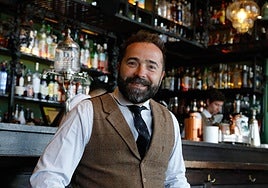 Borja Cortina, ayer, en el Varsovia, frente a la escalera 2 de la playa de San Lorenzo.