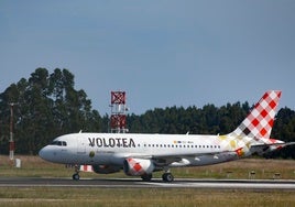 Una aeronave de Volotea, en la pista del aeropuerto de Asturias