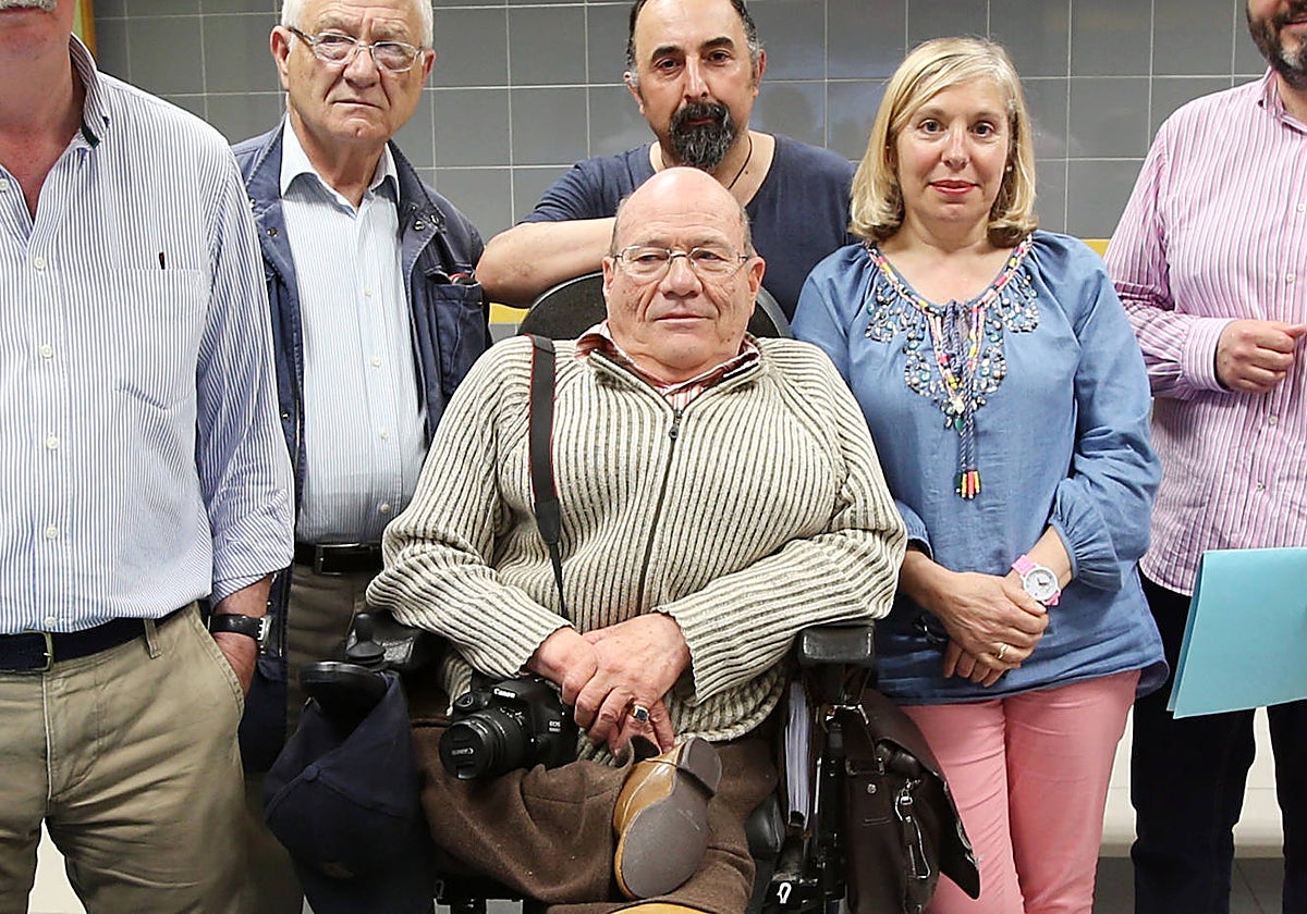 Jesús García Peón, en el medio y con su cámara de fotos, junto a otros miembros de la Asociación de Coleccionistas de La Corredoria.