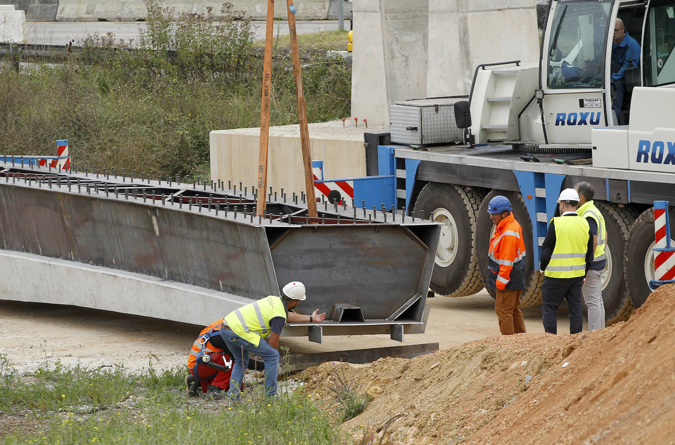 Comienza el montaje de la pasarela entre Lugones y La Fresneda